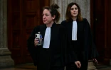 Les avocates de l'accusée Myriam Jaouen, Mailys Leduc (d) et Julia Coppard quittent la salle d'audience pendant une suspenion à la Cour d'assises de Lyon, le 2 avril 2025