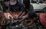 Des jeunes mécaniciens réparent un moteur de Renault 4L à Antoamadikina, le 6 novembre 2018 à Madagascar