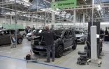 Un employé examine une voiture dans l'usine "ReFactory" de Flins, près de Paris, le 30 novembre 2021
