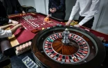 Des apprentis croupiers lors d'une session d'entraînement à l'école "All'In Casino Experts" à Saint-Cloud, le 26 mars 2026