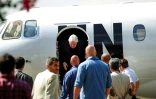 L'émissaire de l'ONU au Yémen, Martin Griffiths (C), à son arrivée à Sanaa le 21 novembre 2018