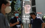 Le militant pro-démocratie Joshua Wong (C), candidat pour les primaires organisées par son camp, durant le scrutin à Hong Kong le 11 juillet 2020