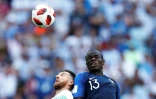 Le milieu de l'équipe de France N'Golo Kanté (d) à la lutte avec l'attaquant-vedette de l'Argentine Lionel Messi en 8e de finale du Mondial, le 30 juin 2018 à Kazan 