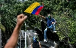 Un homme manifeste contre le président colombien Ivan Dique le 5 juin 2021 à Medellin