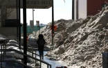 Un énorme tas de neige à New York (Etats-Unis) destiné à être fondu dans des bassins de fonte afin de dégager les rues, le 30 janvier 2026 à Manhattan