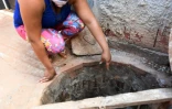 Poliana Feitosa montre le réservoir d'eau potable de sa maison à Santa Luzia, près de Brasilia, le 3 août 2020