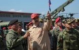 Le président vénézuélien Nicolas Maduro (C) s'adresse à un commandant lors d'exercices militaires sur la base navale Agustin Armario à Puerto Cabello (Venezuela), le 27 janvier 2019