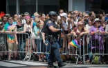 Un policier en faction lors de la 46e Gay Pride de New York, le 26 juin 2016
