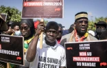 Des groupes de la société civile et des groupes politiques manifestent pour appeler les autorités à respecter la date des élections, le 17 février 2024 à Dakar, au Sénégal