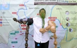 Un militant déguisé en "poisson mutant pris dans un filet de pêche" participe à une manifestation contre un empoisonnement présumé à l'arsenic de la rivière Kok en raison d'activités minières en Birmanie, dans la province de Chiang Rai, dans le nord de la Thaïlande, le 24 mai 2025