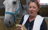 Laetitia Bos, directrice du refuge de la fondation "30 Millions d'Amis", avec l'un des chevaux du refuge, le 9 septembre 2021 à Bannegon, dans le Cher