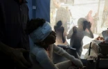 Un Palestinien blessé est assis à l'hôpital du camp de réfugiés de Nousseirat après le bombardement de l'école gérée par l'Unrwa dans le centre de la bande de Gaza, le 14 juillet 2024