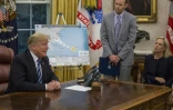 Le président Donald Trump reçoit un briefing dans le Bureau ovale sur l'ouragan Florence, le 11 septembre 2018