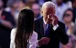 Le président américain Joe Biden essuie une larme après le discours de sa fille Ashley devant la convention démocrate à Chicago, le 19 août 2024