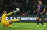 Warren Zaïre-Emery bat le gardien Jan Oblak et ouvre le score contre l'Atlético Madrid mercredi en Ligue des champions. 