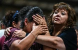Une femme pleure lors d'une veillée en hommage aux victimes, à Uvalde (Texas), le 25 mai 2022