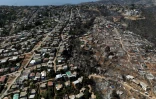 Vue aérienne de maisons brûlées après un incendie dans le secteur de Las Pataguas, Viña Del Mar, Chili, le 8 février 2024