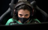 Gabriela Ferreira, 19 ans, de l'équipe AfroGames joue une partie de League of Legends (LoL) à Rio de Janeiro, le 6 mai 2021