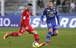Le milieu de terrain lyonnais Jordan Ferri (g) à la lutte avec Mehdi Mostefa du SC Bastia au stade Armand Cesari, le 30 janvier 2016