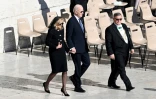 L'ex-président américain Joe Biden et son épouse, Jill Biden, arrivent aux funérailles du pape François sur la place Saint-Pierre du Vatican, le 26 avril 2025