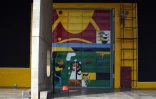 Un ouvrier peint un mur du bâtiment de l'Assemblée, dessinée par Le Corbusier, à Chandigarh, dans le nord de l'Inde, le 19 janvier 2016