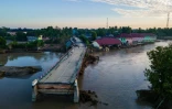Vue d'un pont endommagé par les inondations, le 30 novembre 2025 à Meureudu en Indonésie