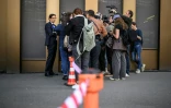 L'un des avocats des plaignants, Gilles-Antoine Hofstetter (g), s'adresse aux journalistes lors d'une audience des propriétaires du bar Le Constellation à Crans-Montana, dans l'enquête sur l'incendie dévastateur du Nouvel An, le 5 juin 2026 à Sion, en Suisse