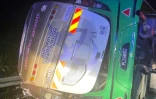 Photo prise et diffusée par le service d'incendie et de secours de Perak, le 9 juin 2025, montrant un autobus après sa collision avec un minivan à Gerik-Jeli, dans l'État de Perak, en Malaisie