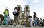 Des touristes devant la cathédrale Notre Dame de Paris, le 1er août 2014