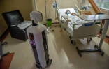 Le petit robot Laluchy au chevet d'un patient atteint par le coronavirus, le 27 août 2020 dans un hôpital de Mexico