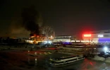 La salle de concert Crocus City Hall en flammes après une fusillade, le 22 mars 2024 à Krasnogorsk, dans la banlieue de Moscou