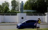 Un homme vend des drapeaux du Nicaragua et du Front sandiniste de libération nationale (FSLN) face au monument du héros national Pedro Joaquín Chamorro, à Managua au Nicaragua le 5 novembre 2021
