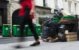 Des poubelles s'entassent dans une rue de Paris, le 8 juin 2016