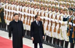 Le président Emmanuel Macron et son homologue chinois Xi Jinping, devant la garde d'honneur chinoise, lors d'une cérémonie officielle à Pékin, le 6 novembre 2019