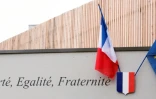 Les députés ont complété et adopté un amendement d'Eric Ciotti (LR) rendant obligatoire la présence dans les classes du drapeau tricolore et du drapeau européen, ainsi que des paroles de l'hymne national