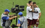 L'attaquant du Mexique "Chicharito" Hernandez (d) est congratulé par le défenseur Miguel Layun à la fin du match face à la Corée du Sud au Mondial, le 23 juin 2018 à Rostov 