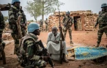 Un fermier dogon, chef de la communauté de So, dans le centre du Mali, s'entretient avec les Casques bleus, le 4 juillet 2019