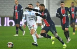 L'attaquant brésilien du PSG, Neymar (d.), à la lutte pour le ballon avec le milieu français de l'OM, Valentin Rongier, lors du Trophée des champions entre le Paris Saint-Germain et Marseille au stade Bollaert-Delelis de Lens, dans le nord de la France, le 13 janvier 2021.