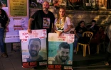 Portraits de Gali et Ziv Berman portés pendant une manifestation de proches d'otages israéliens, à Jérusalem le 4 octobre 2025