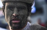 Le visage couvert de boue du Belge Greg Van Avermaet, à l'arrivée de la classique Paris-Roubaix, le 3 octobre 2021