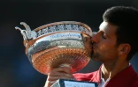 Le Serbe Novak Djokovic embrasse le trophée de Roland-Garros, le 5 juin 2016