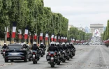 Le président français Emmanuel Macron (L) sur l'avenue des Champs-Elysées le 14 juillet 2019