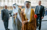 Le ministre saoudien de l'Energie Khaled al-Faleh (D) ainsdique le Prince Abdelaziz ben Salman ben Abdelaziz, ministre adjoint à leur arrivée au siège de l'Opep à Vienne le 1er juillet 2019