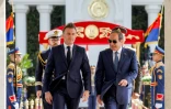 Les présidents égyptien Abdel Fattah al-Sissi (droite) et français Emmanuel Macron lors d'une cérémonie d'accueil au Caire, le 7 avril 2025
