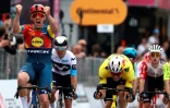 Le Danois Mads Pedersen vainqueur de la première étape du Giro devant le Belge Wout Van Aert, le 9 mai 2025 à Tirana