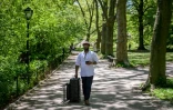 Le coiffeur de Central Park, Herman James, arrive avec sa valise Ă roulettes Ă Central Park, Ă New York, le 6 mai 2021