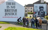 Fresques à l'entrée du Bogside, à Londonderry, le 29 janvier 2022   
