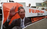 Des partisans de l'ancien président Alberto Fujimori rassemblés devant la prison de Barbadillo pour demander sa libération, le 5 décembre 2023 à la périphérie de Lima, au Pérou