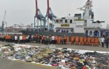 Des débris récupérés en mer sur le site du crash du Boeing de Lion Air exposés sur un quai de Jakarta, le 30 octobre 2018 en Indonésie