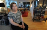 La psychologue Andu Schiødt Pikilak, un tatouage inuit sur son front et son avant-bras, chez elle à Nuuk, le 29 août 2024 au Groenland